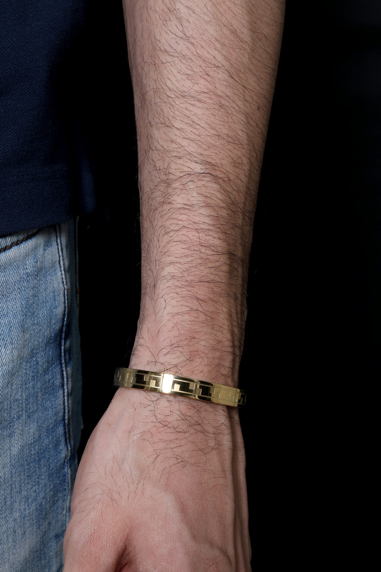 Solid men gold hand band