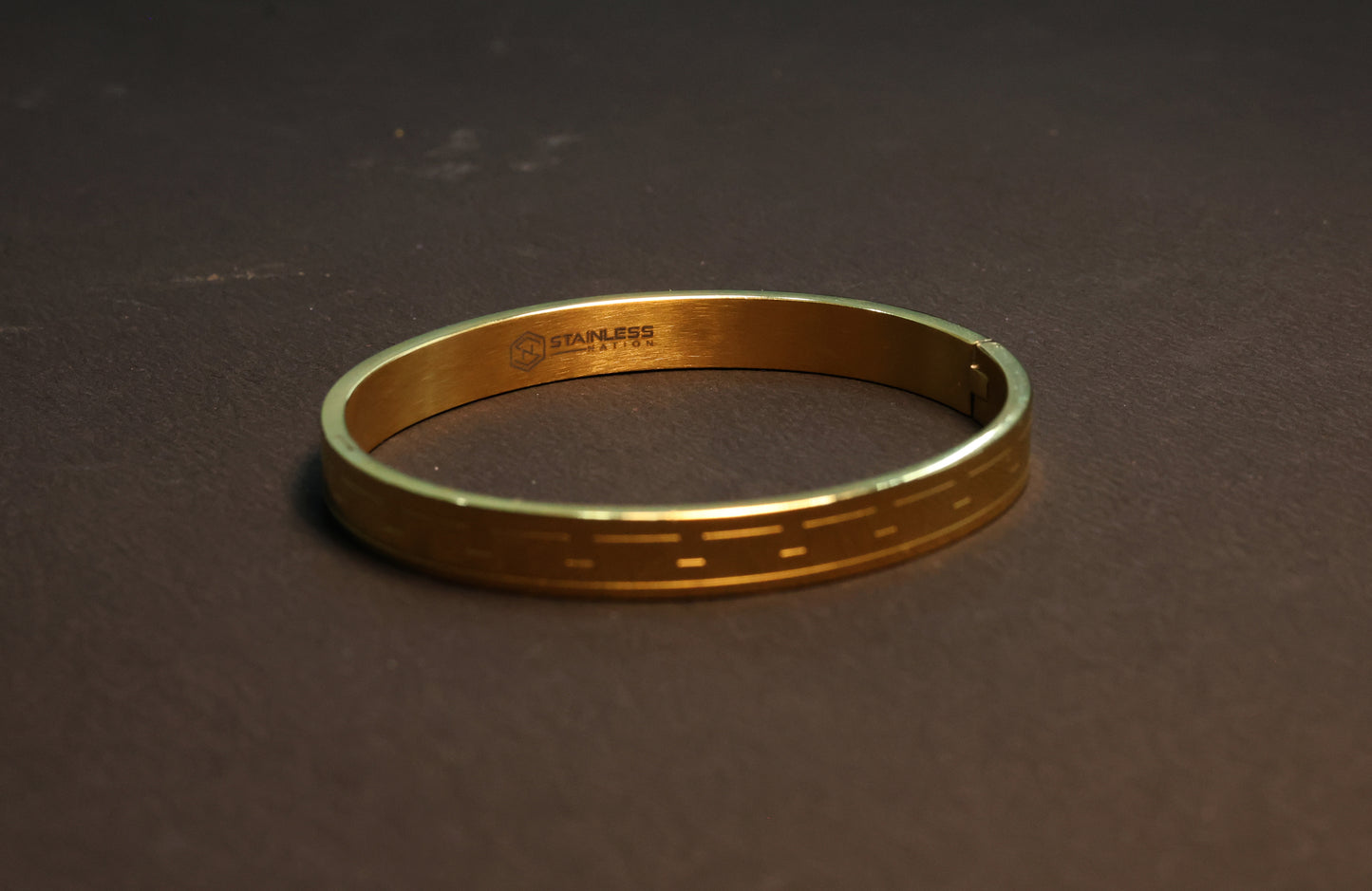 Solid men gold hand band