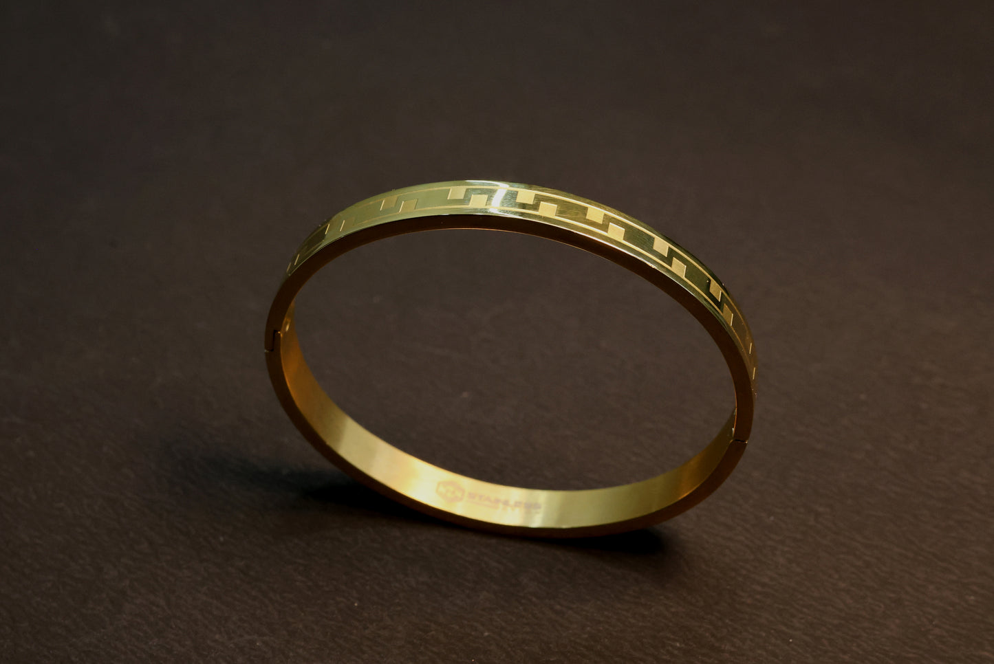 Solid men gold hand band