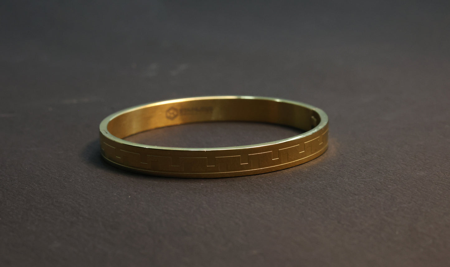 Solid men gold hand band