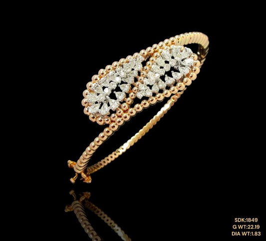 Elegant fancy diamond braclet in 14kt gold