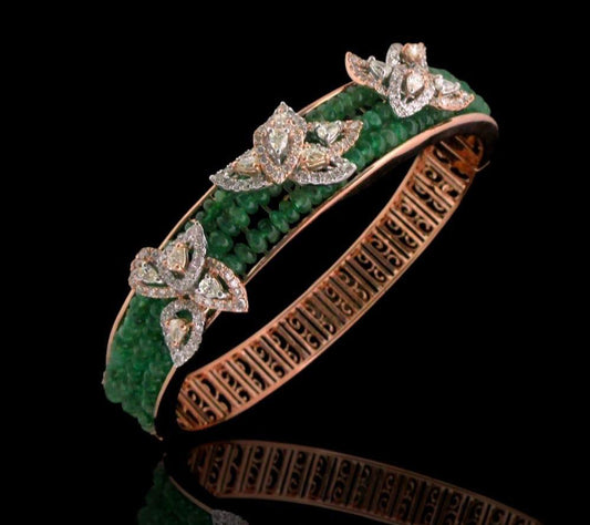 Classic 14kt gold bracelet with beautiful emeralds, enhanced by dazzling diamonds